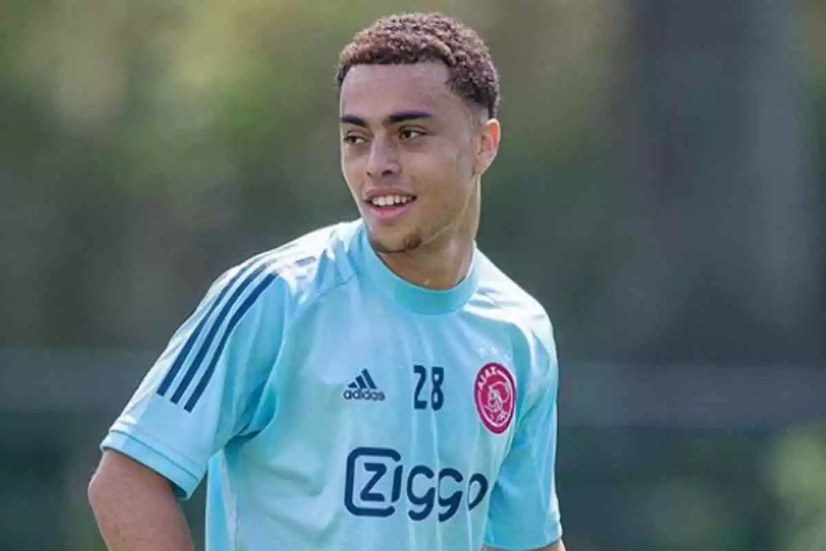 El futbolista Sergiño Dest durant un entrenament amb l'Ajax