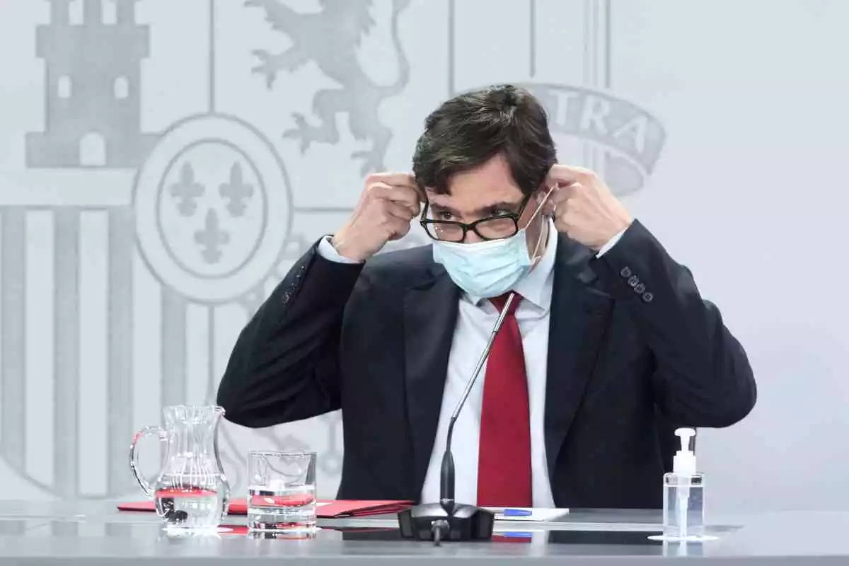El ministre de Sanitat, Salvador Illa, posant-se la mascareta en una roda de premsa a Madrid