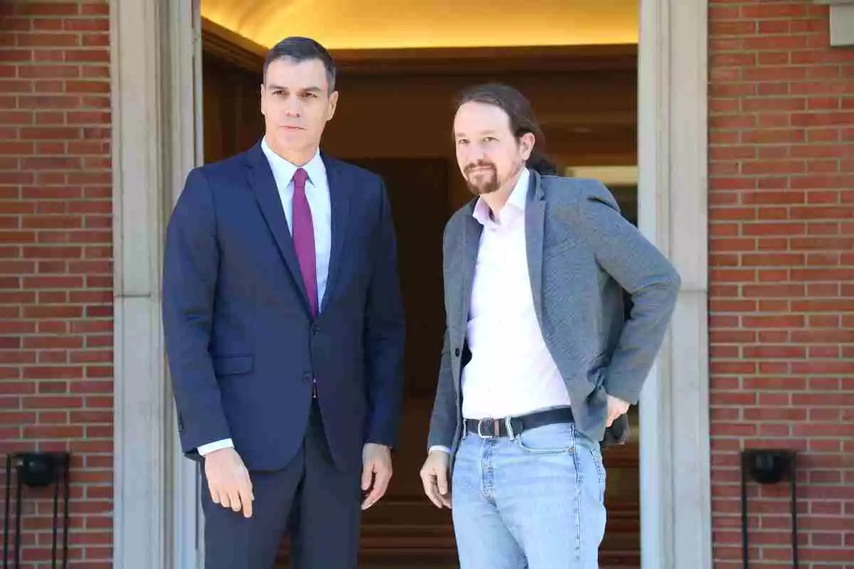 El president Pedro Sánchez i el vicepresident Pablo Iglesias a la Moncloa mirant fixament a l'esquerra