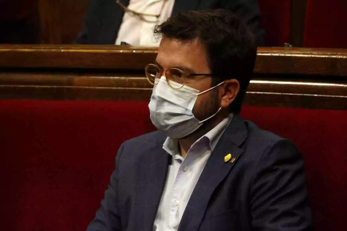 El vicepresident Pere Aragonès, amb mascareta, al Parlament de Catalunya