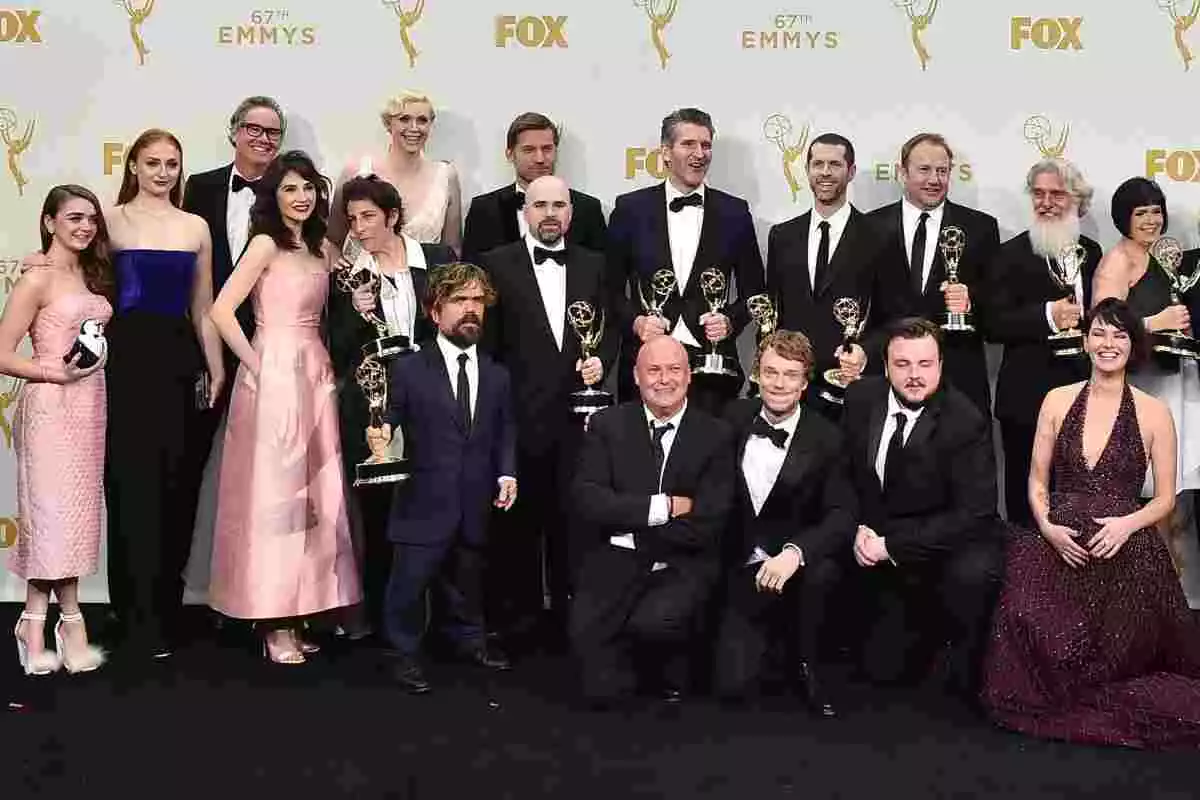Els actors i creadors de 'Joc de Trons' a la gala dels Emmys l'any 2015