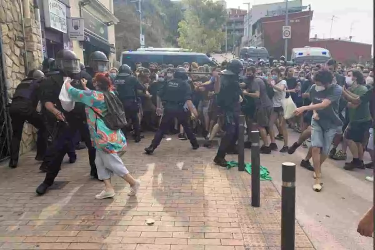 Els Mossos d’Esquadra carregant contra les persones que s’havien reunit per evitar un desnonament al Carmel de Barcelona, pis propietat d’Oleguer Pujol. (17-09-2020)