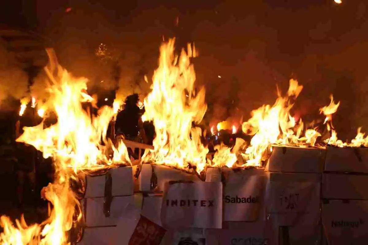 Fotografia del ninot de Felip VI cremat durant la Diada del 2020