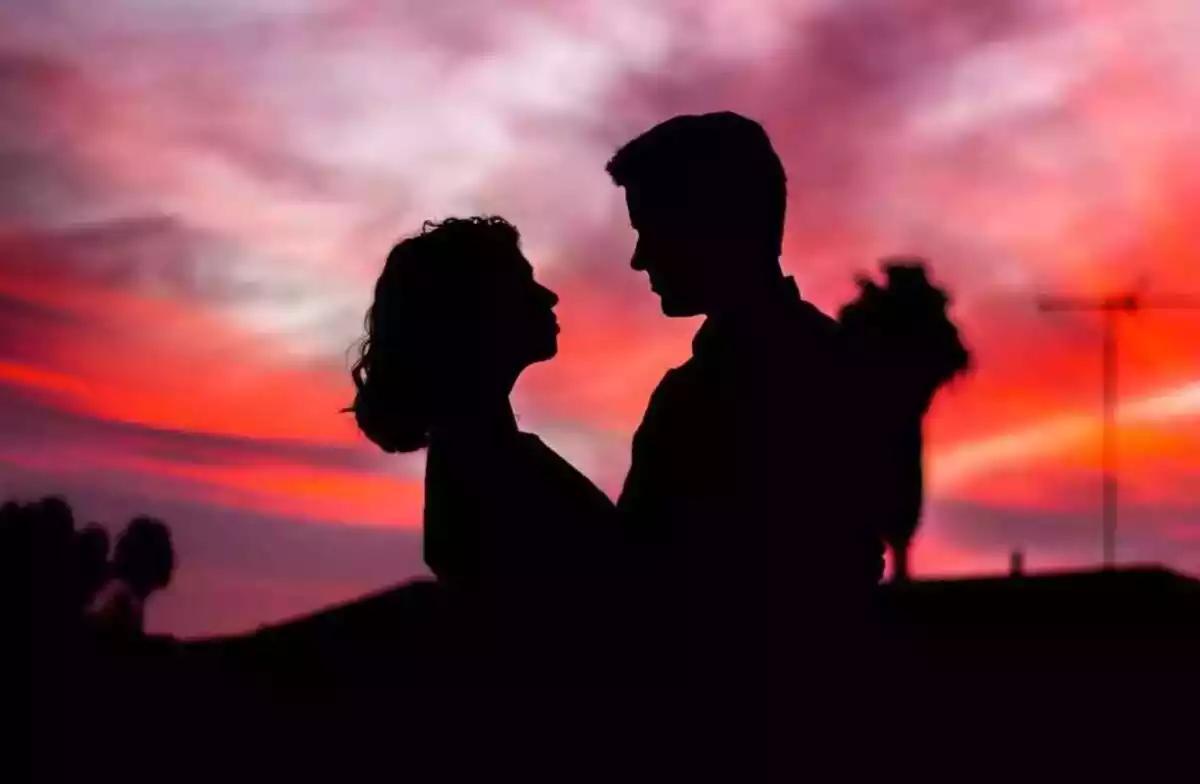Fotografia d'una parella en una posta de sol