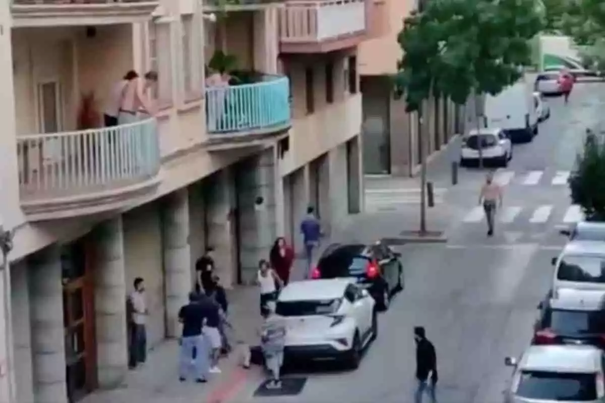 Fotograma del vídeo de la baralla, en què es veuen diverses persones pegant-se al carrer i veïns als balcons