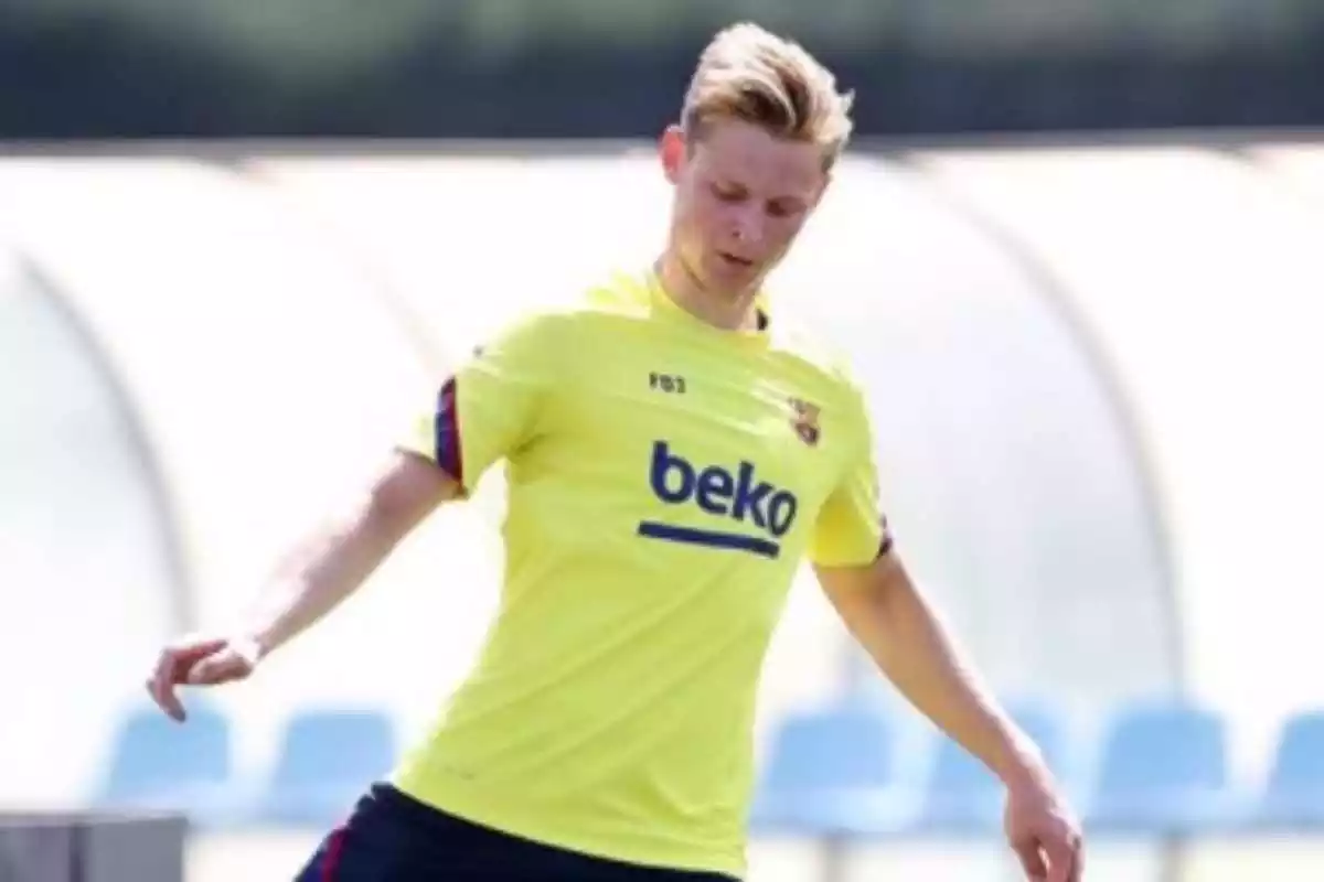 Frenkie de Jong durant una sessió d'entrenament amb el Barça