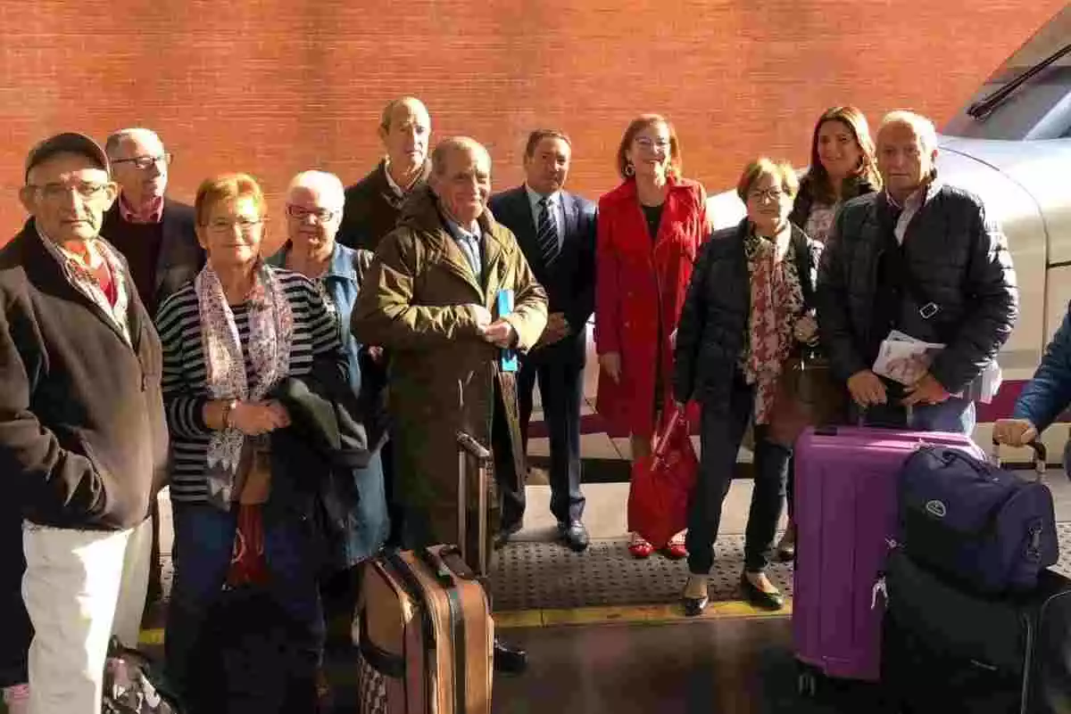 Imatge de diversos pensionistes en una estació de tren, a punt d'iniciar un viatge