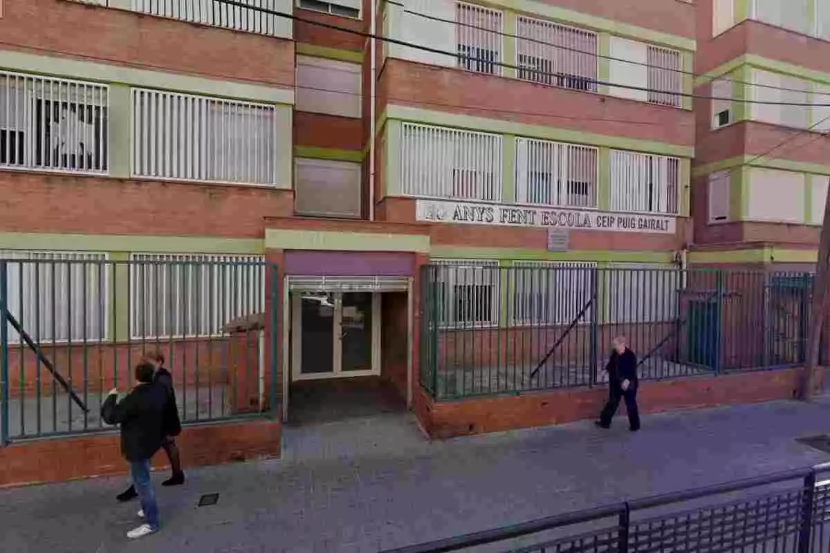 Imatge de la façana de l'institut escola Puig i Gairalt de L'Hospitalet de Llobregat