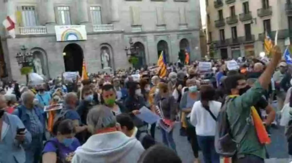 Imatge de la plaça Sant Jaume, plena protestant per la inhabilitació de Quim Torra