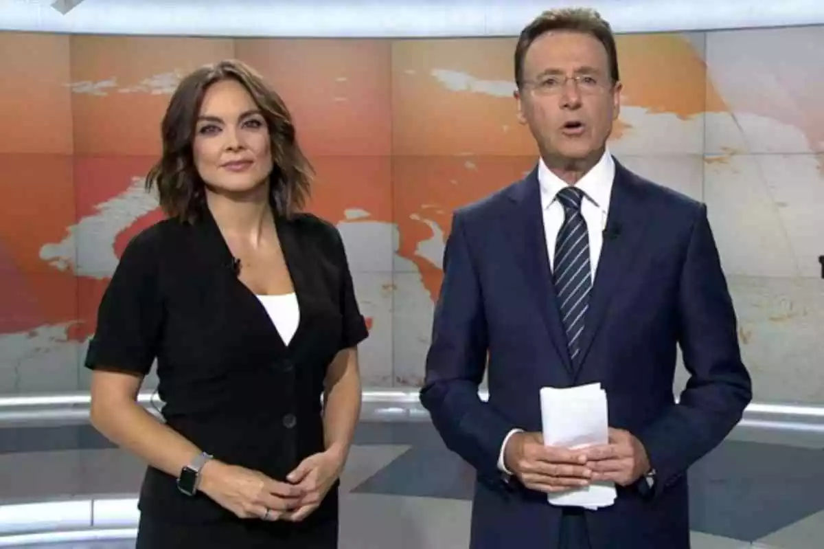 Imatge de Mónica Carrillo i Matías Prats, presentant l'informatiu del cap de setmana d'Antena 3
