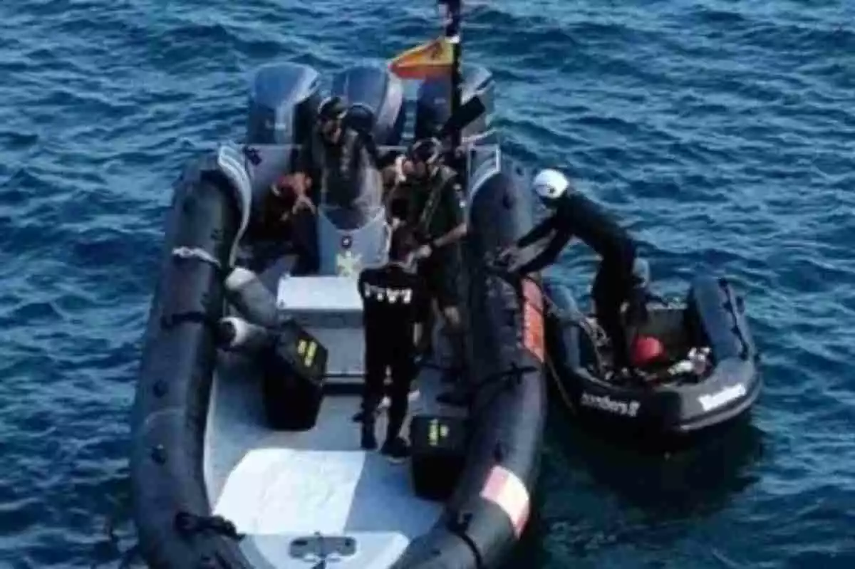 Imatge de quatre dotacions dels Bombers en la recerca d'un cos sense vida al mar, a Sitges