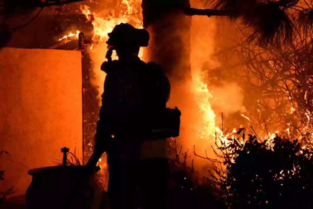 Imatge d'un bomber apagant un incendi