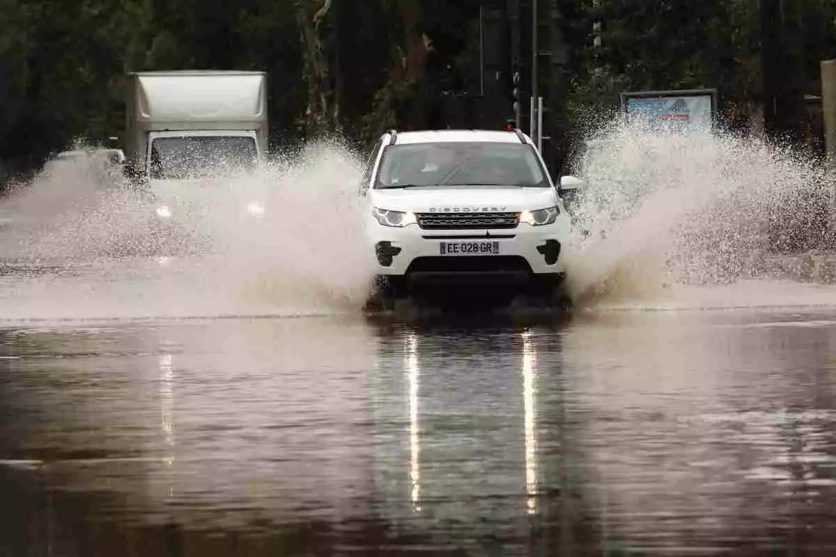 Imatge d'un cotxe en plena inundació