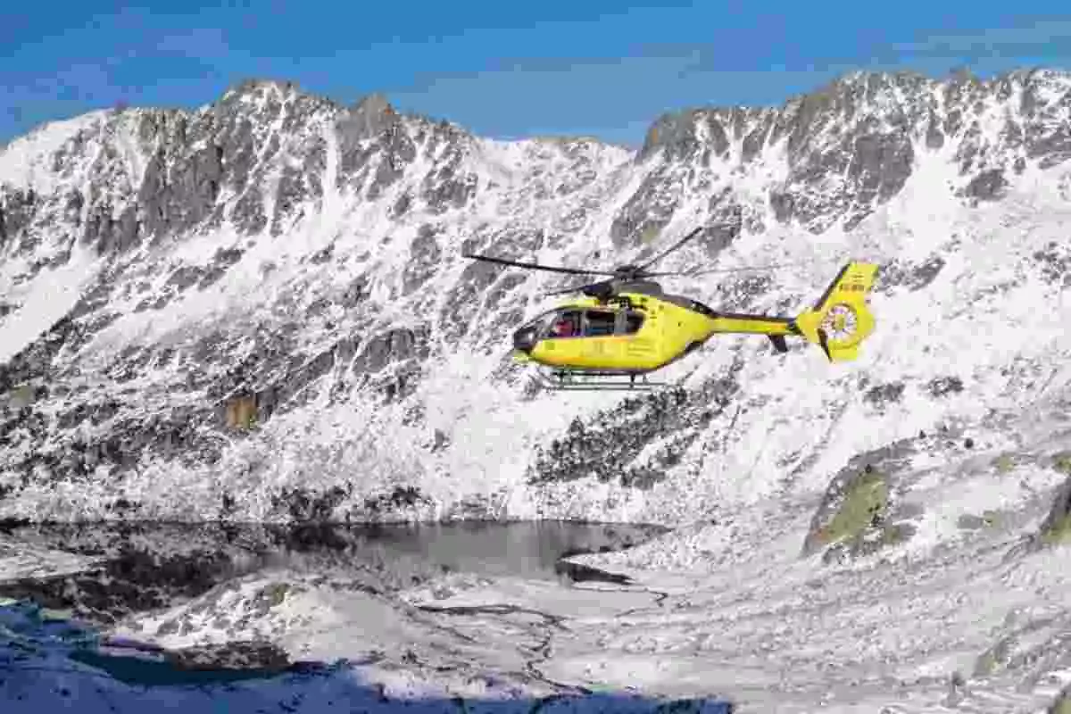 Imatge d'un helicòpter buscant la jove parella desapareguda al Parc Nacional d'Aigüestortes