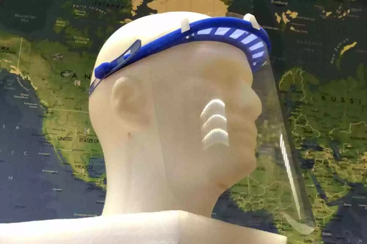 Imatge d'un maniquí amb una pantalla de protecció facial