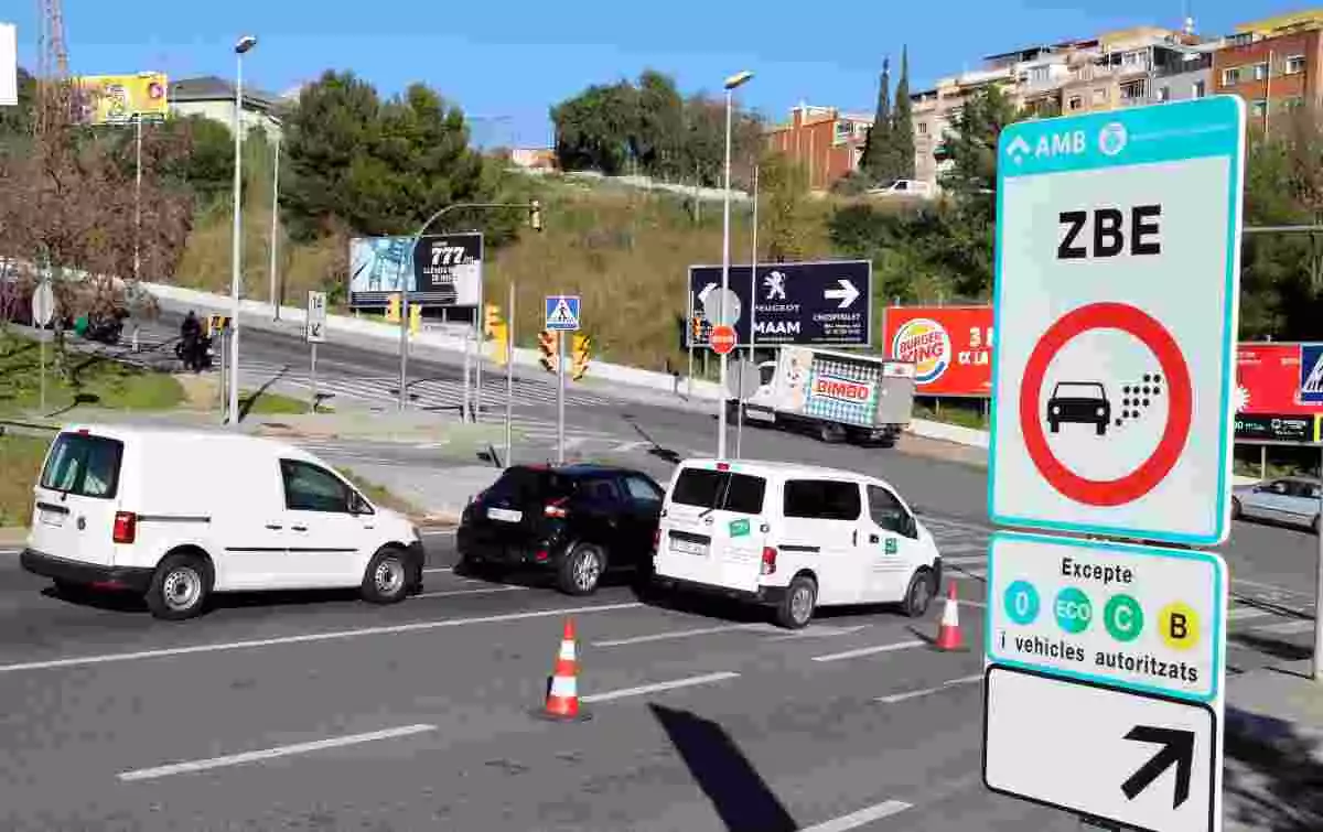 Imatge d'un senyal de la ZBE instal·lat al ramal de la sortida 14 de la Ronda de Dalt, a l'Hospitalet de Llobregat