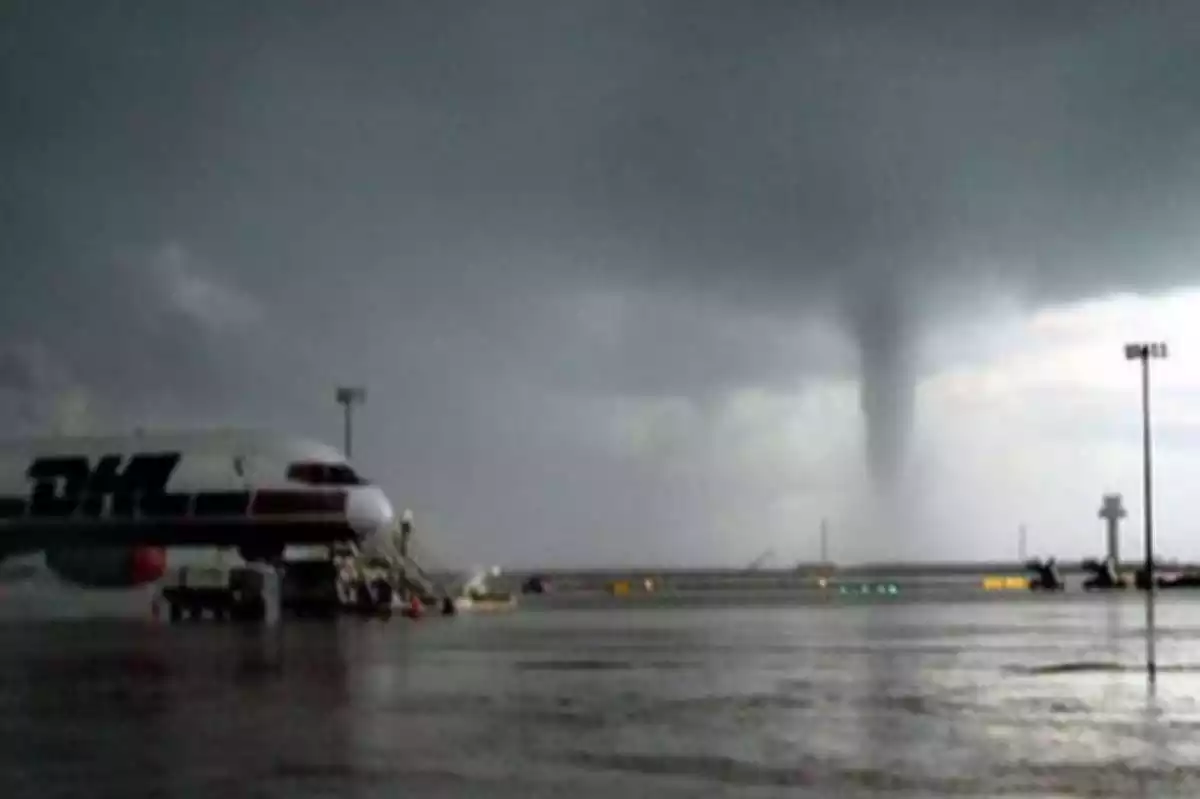 Imatge d'un tornado a l'aeroport del Prat