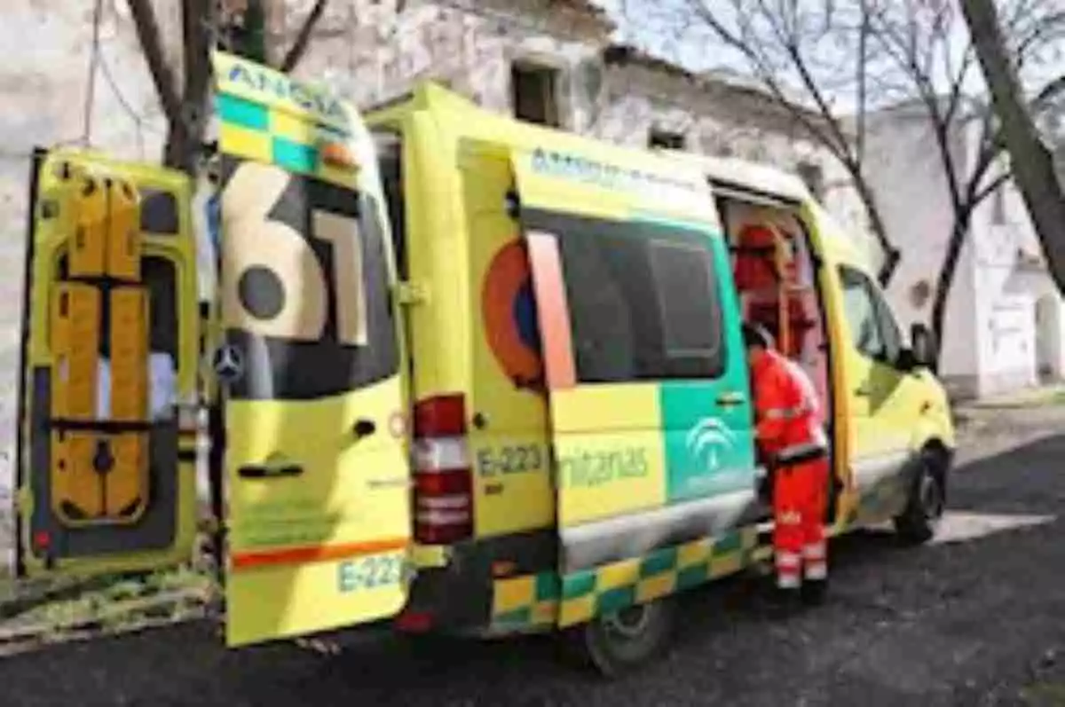 Imatge d'una ambulància i d'un empleat del 061 de l'Empresa Pública d'Emergències Sanitàries (EPES) d'Andalusia