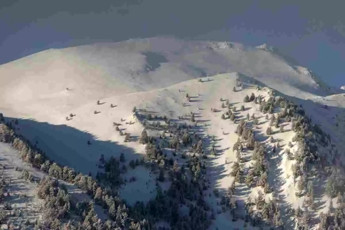 Imatge d'una muntanya del Pirineu ben nevada