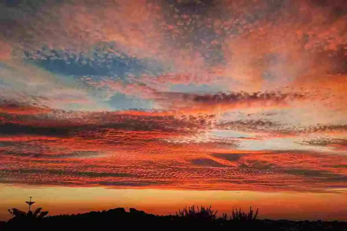 Imatge d'una sortida de sol de cel rogent al Garraf