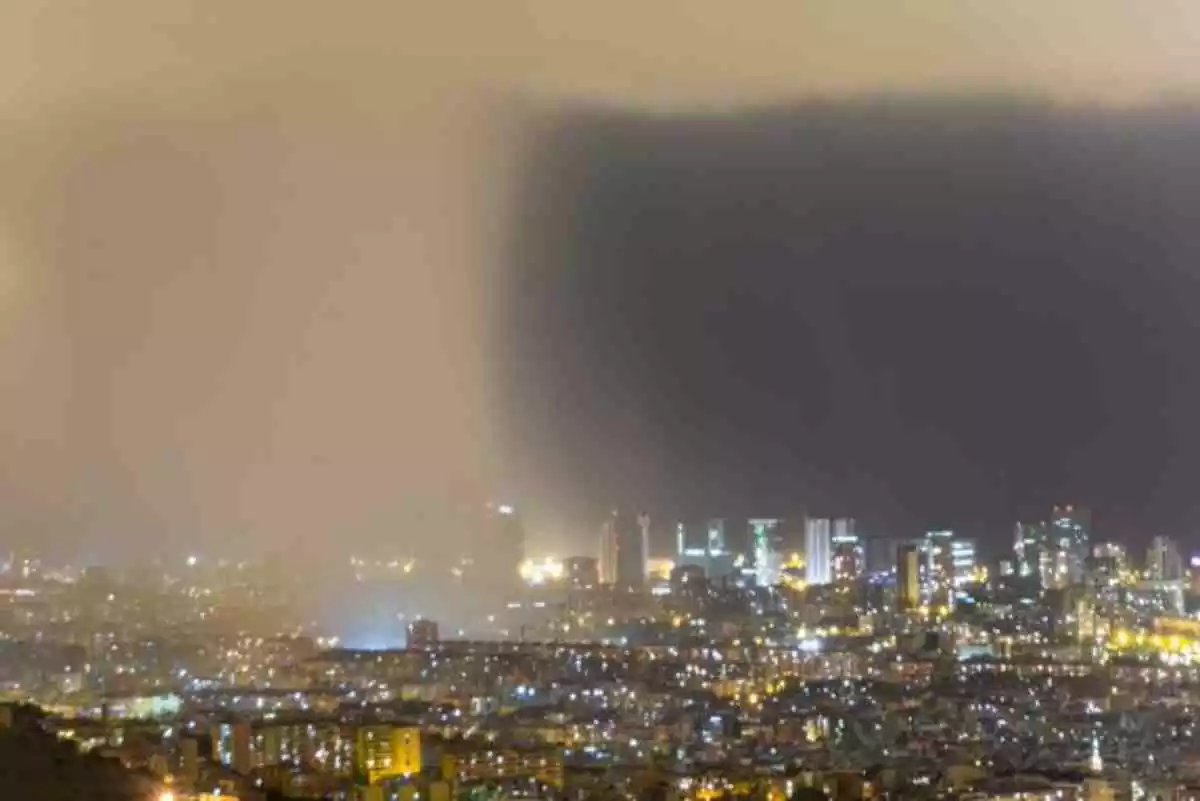 Imatge d'una tempesta escombrant la ciutat de Barcelona