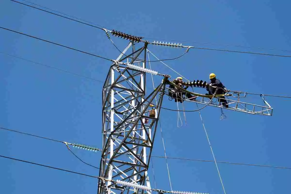 Imatge d'uns operaris reparant una línia elèctrica