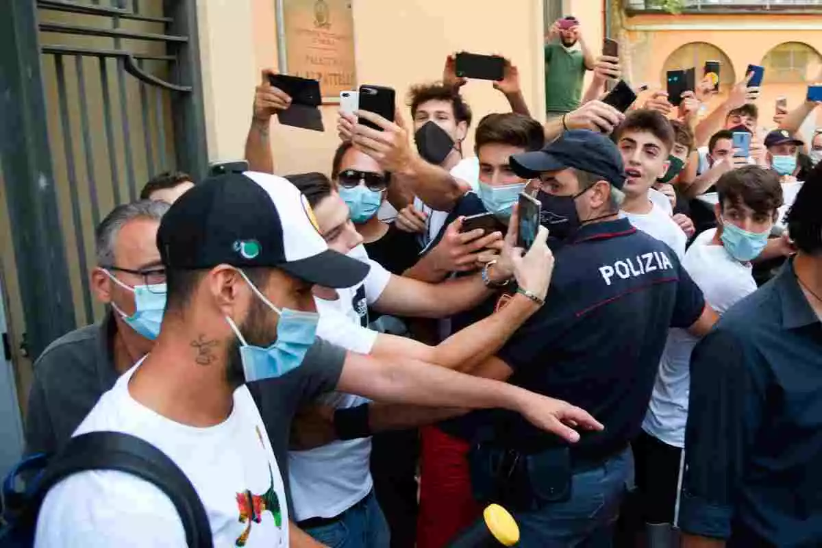 Luis Suárez, amb gorra i mascareta, sortint de l'examen d'italià que va fer el passat 17 de setembre a Perusa