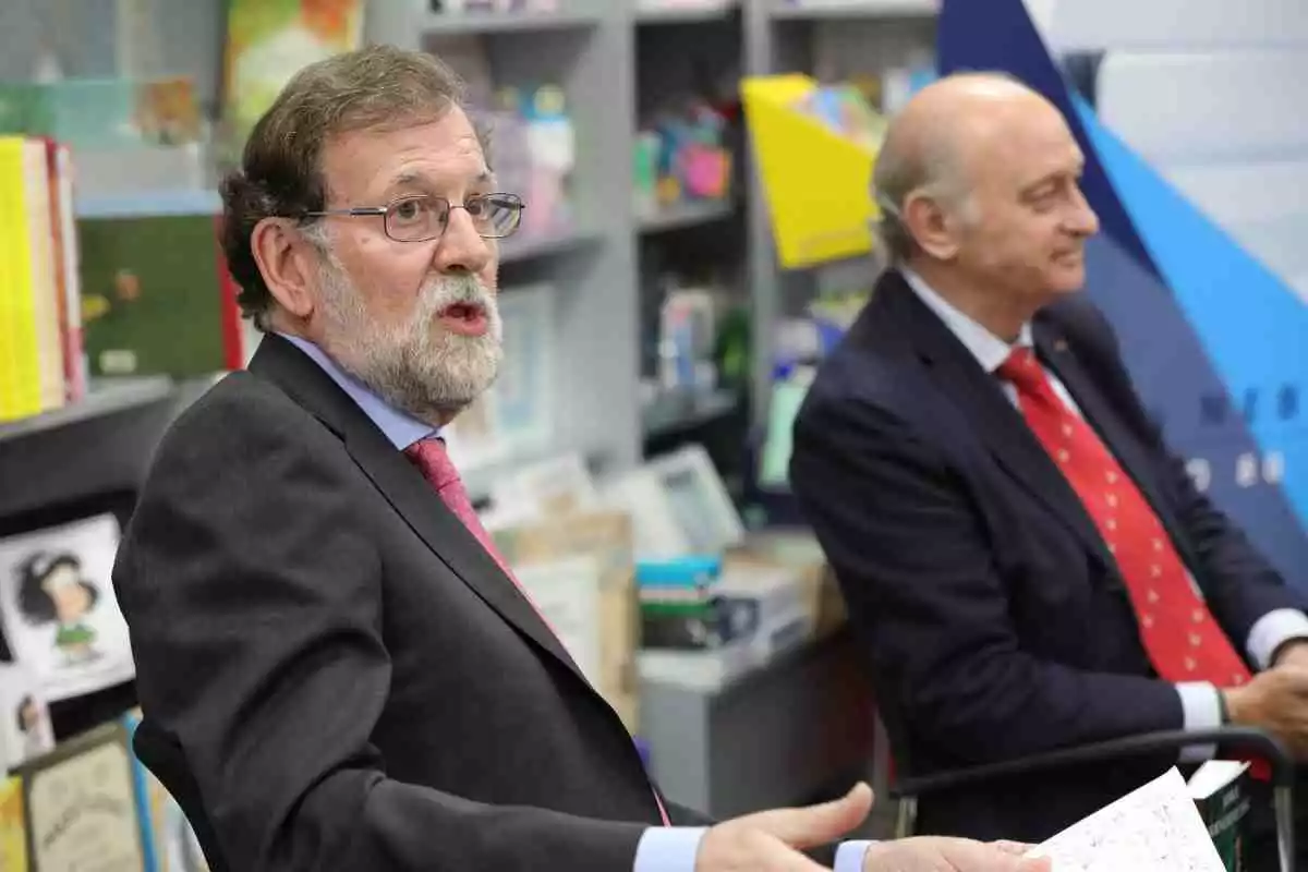 Mariano Rajoy y Jorge Fernández Díaz, asseguts, durant la presentació d'un llibre