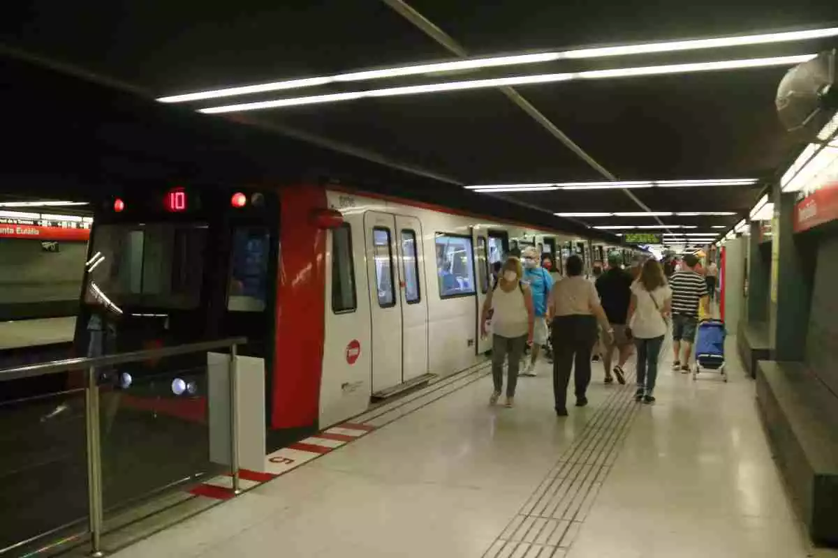 Passatgers a l'interior de l'estació de metro de Santa Eulàlia de Barcelona