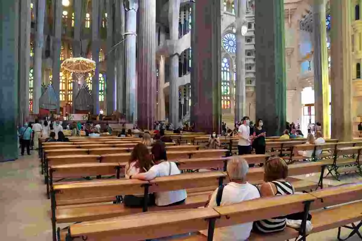 Pla general de la Sagrada Família de Barcelona en la seva reobertura pels professionals sanitaris