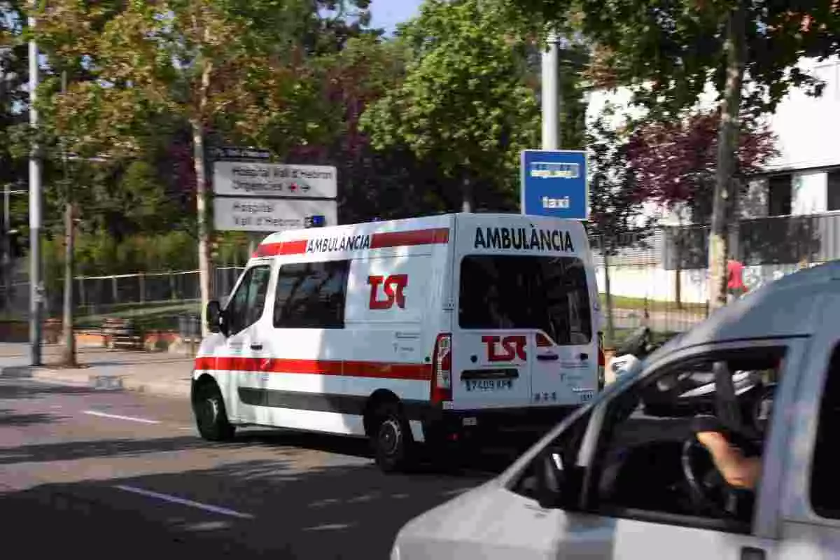 Pla general d'una ambulància circulant per un carrer de Barcelona