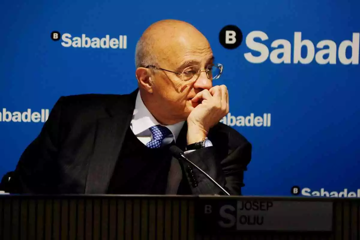 Primer pla del president del Banc Sabadell, Josep Oliu, amb la mà davant la boca