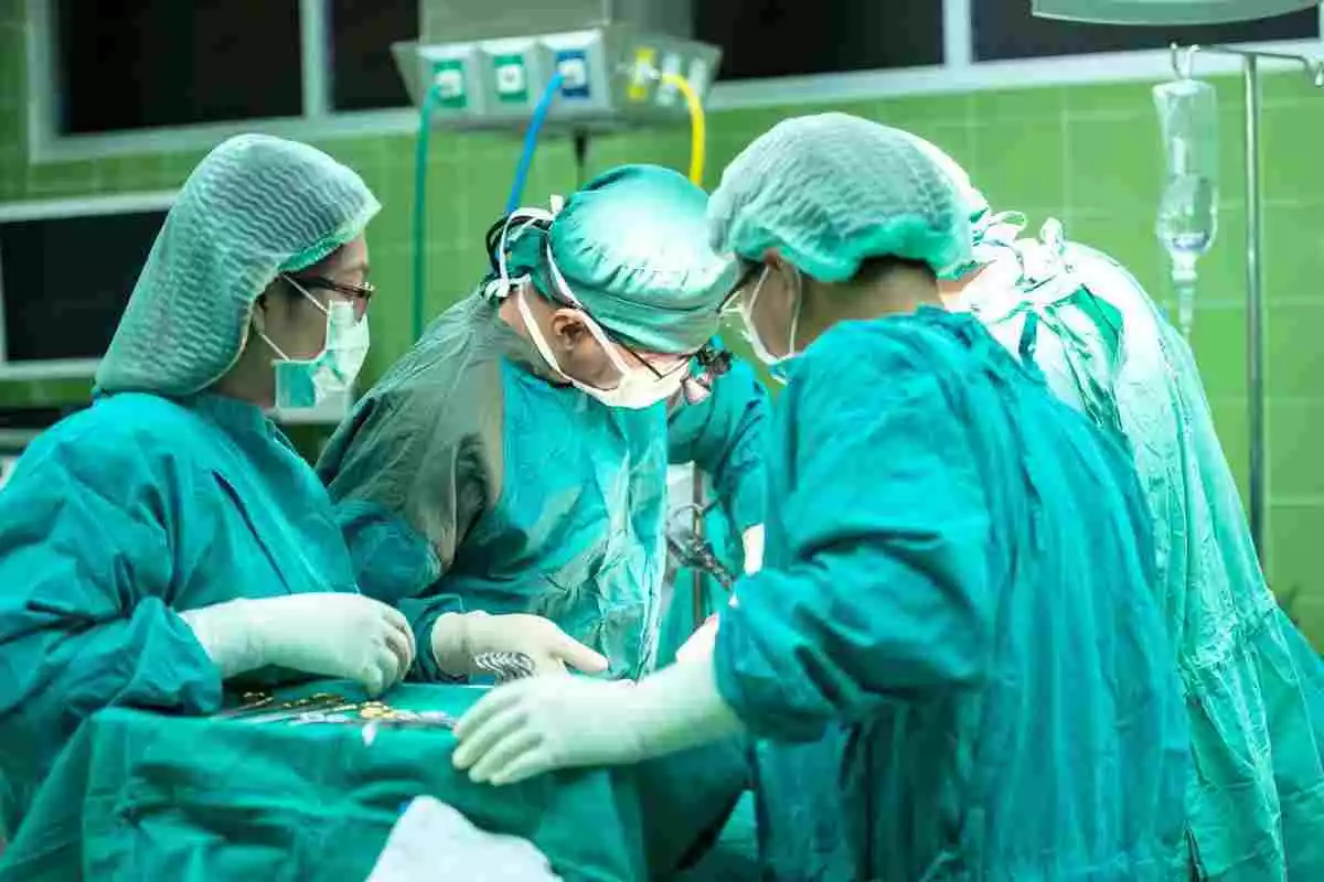 Quatre metges en un quiròfan realitzant una operació