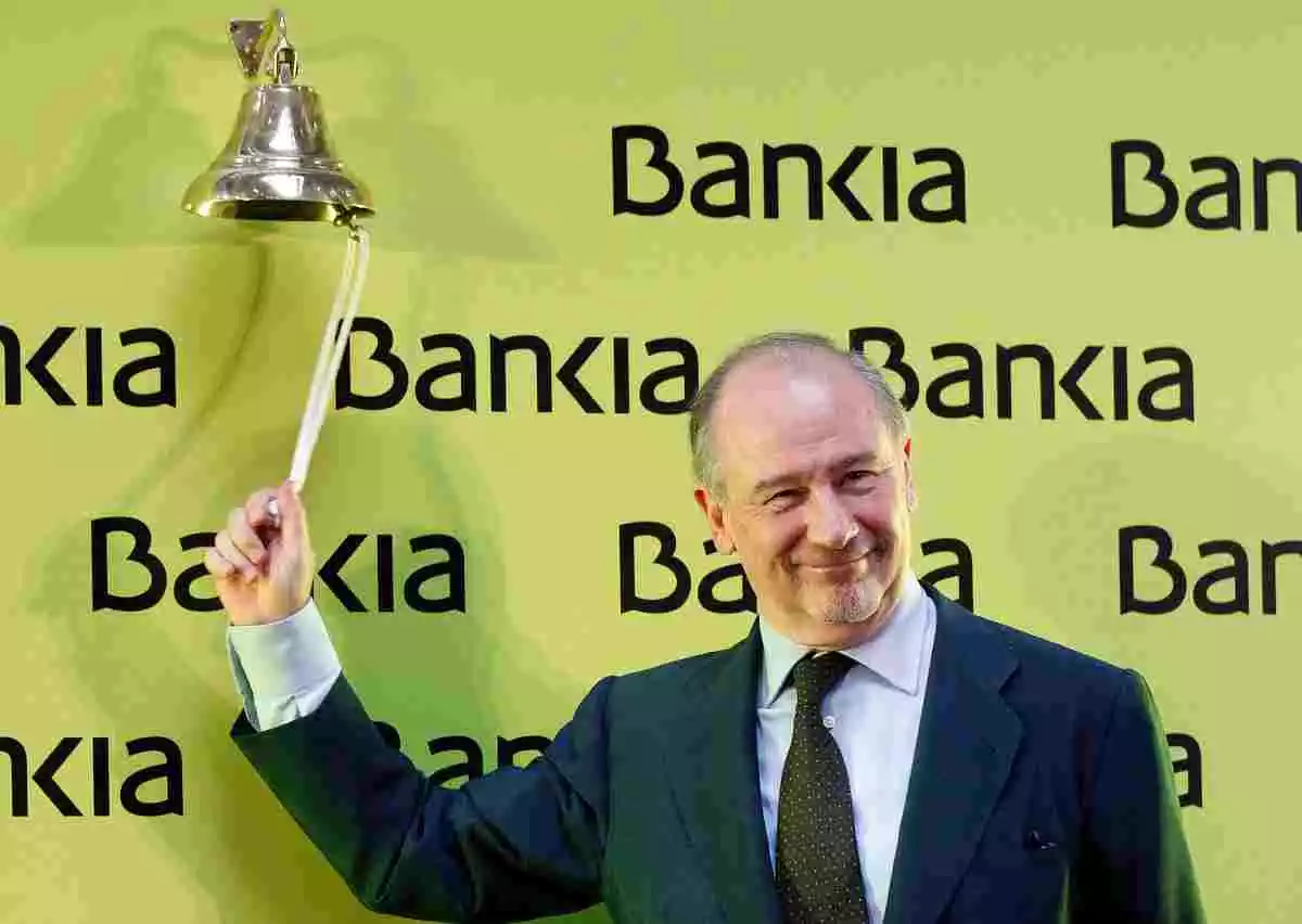 Rodrigo Rato fa sonar una campana durant el debut en borsa de Bankia, a Madrid, el 20 de juliol de 2011