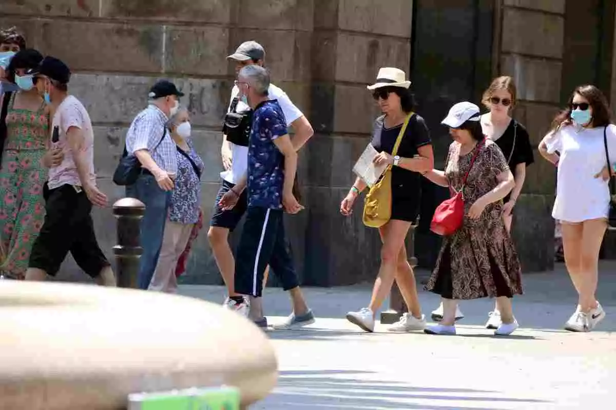 Un grup de turistes passejant pels carrers de Barcelona