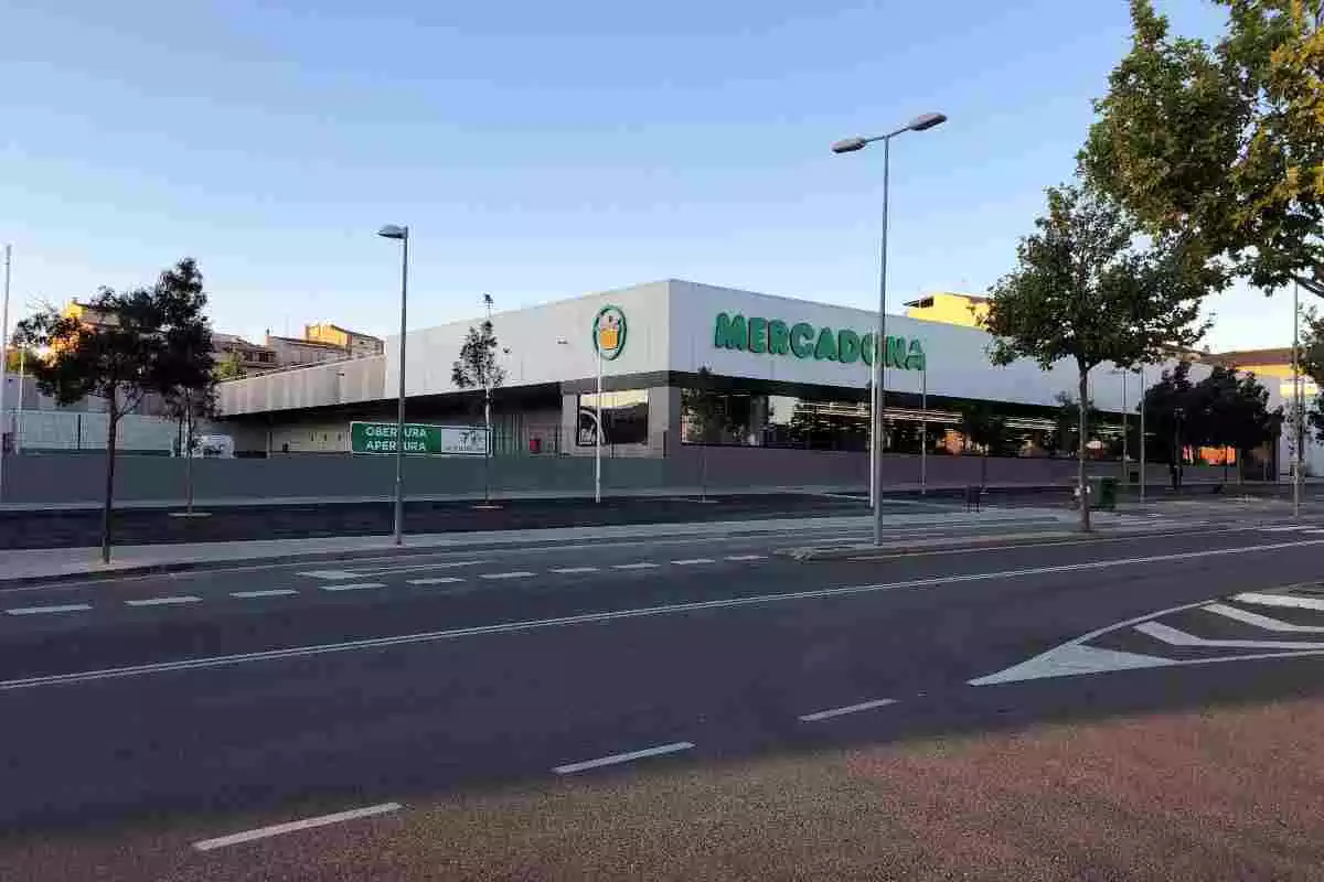 Una botiga eficient de Mercadona inaugurada a la ciutat de Tàrrega, amb el logo verd i arbrat al voltant
