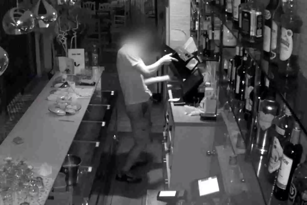 Una càmera de seguretat capta el lladre en un dels set robatoris de comerços a l'Eixample de Barcelona