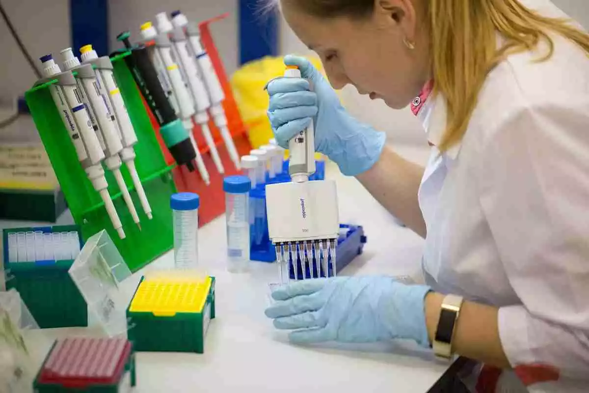 Una investigadora russa, treballant en un laboratori en la recerca de la vacuna contra el coronavirus