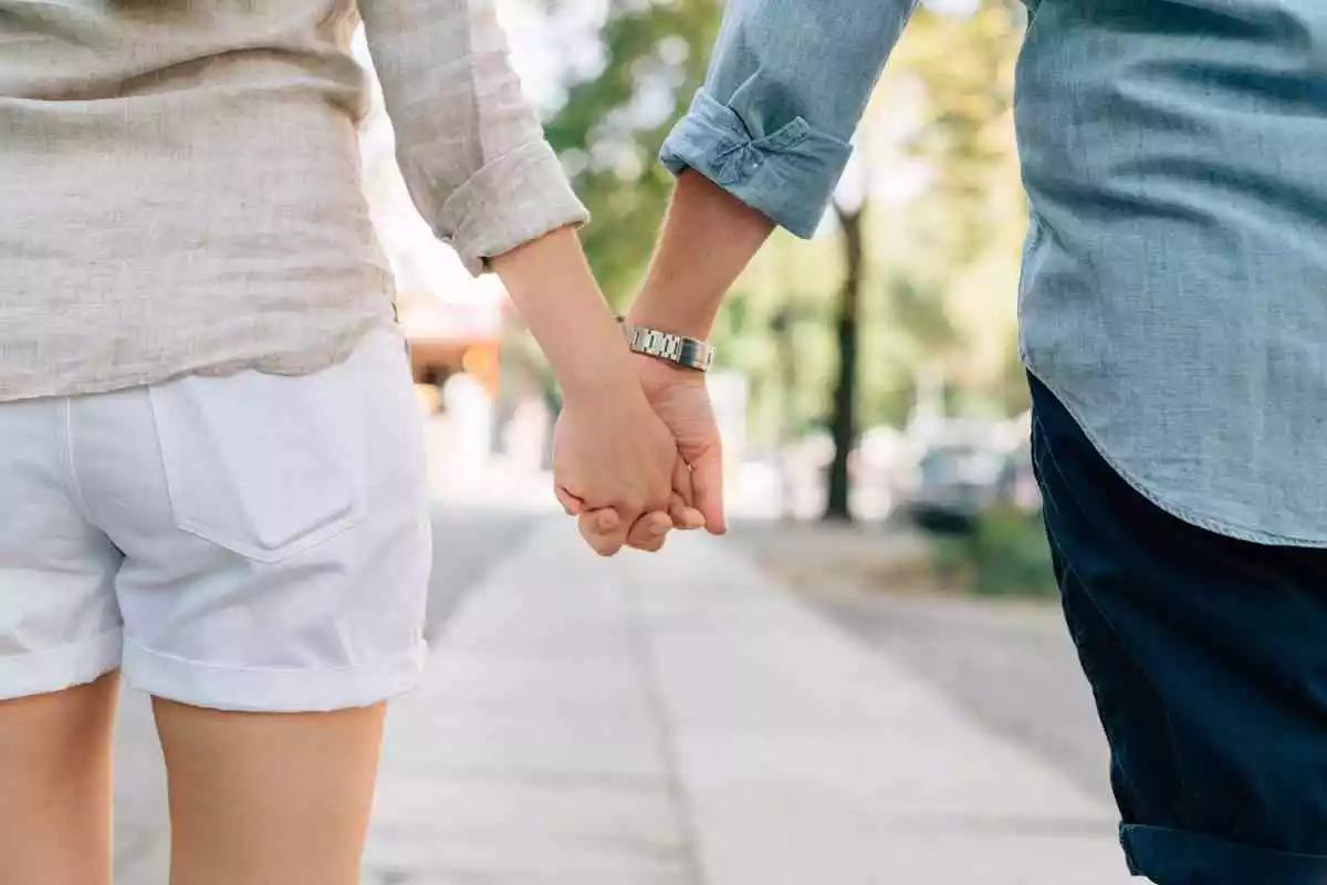 Una parella agafant-se les mans pel carrer