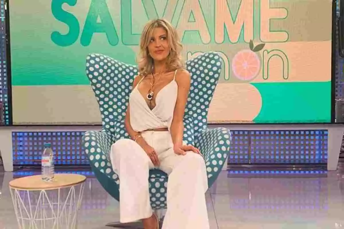 Ylenia Padilla asseguda en el seient del presentador al plató de 'Sálvame'