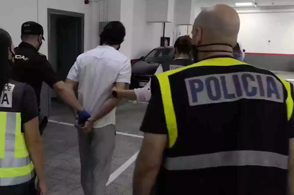 Agents de la Policia Nacional amb un detingut alemany