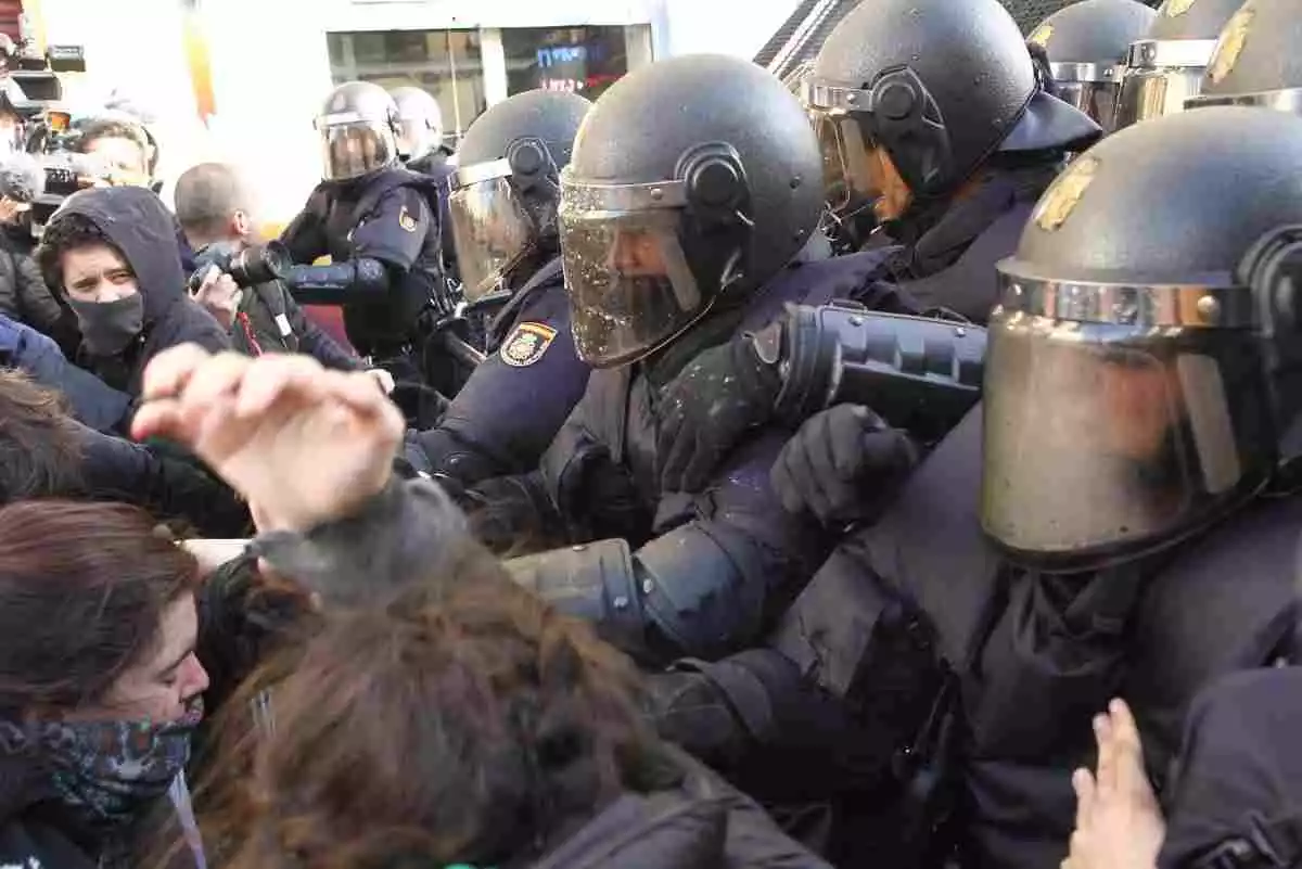 Agents de la Policia Nacional carreguen contra uns manifestants en una protesta