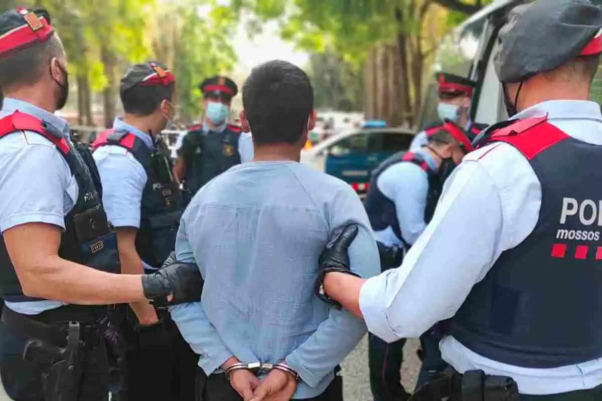 Agents dels Mossos d'Esquadra amb un detingut