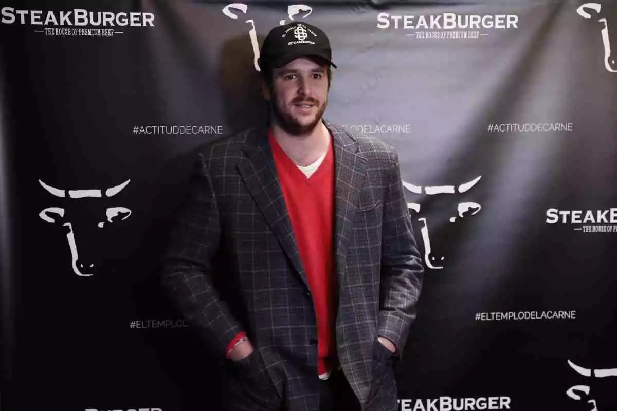 Álex Lequio en un photocall promocional d'SteakBurger
