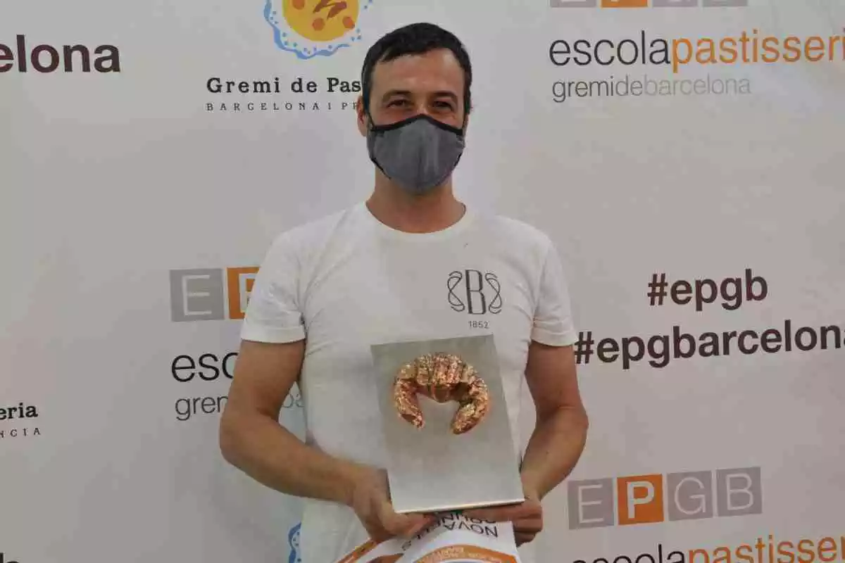 Andreu Sayó, de la pastisseria Brunells, amb el primer premi de millor croissant d'Espanya
