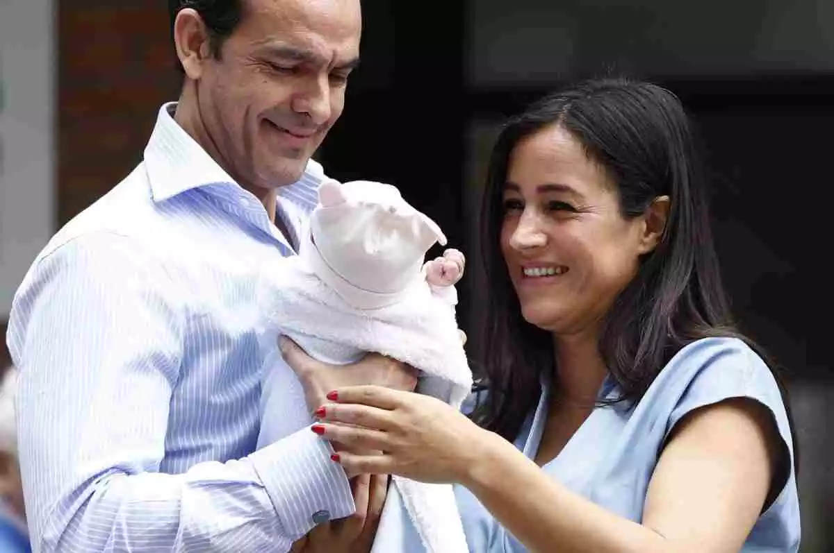 Begoña Villacís i el seu ex-marit Antonio Suárez amb el seu nadó als braços