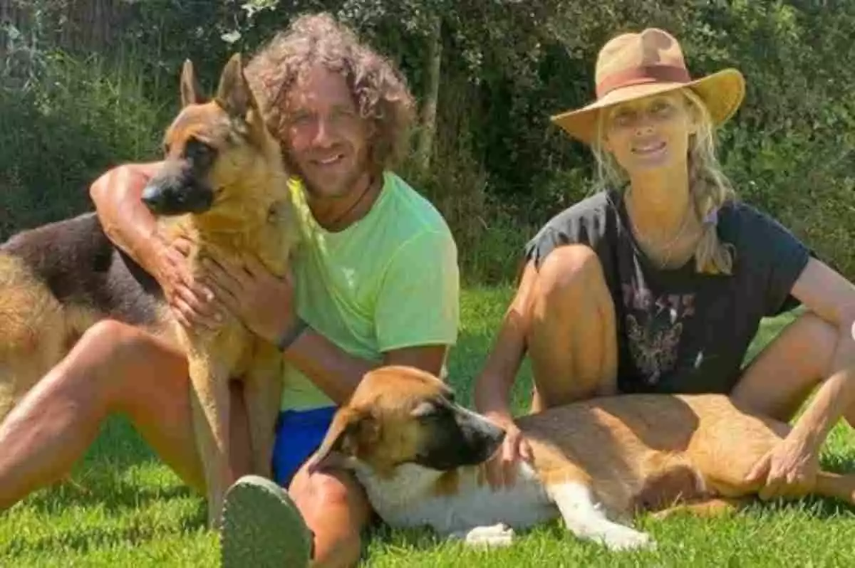 Carles Puyol i la seva parella, Vanesa Lorenzo, amb els seus dos gossos adoptats