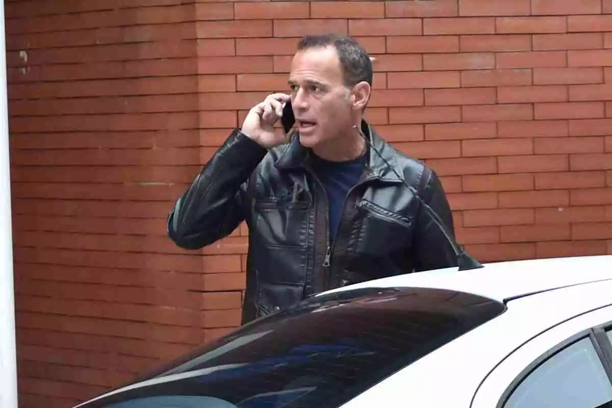 Carlos Lozano parlant per telèfon al carrer