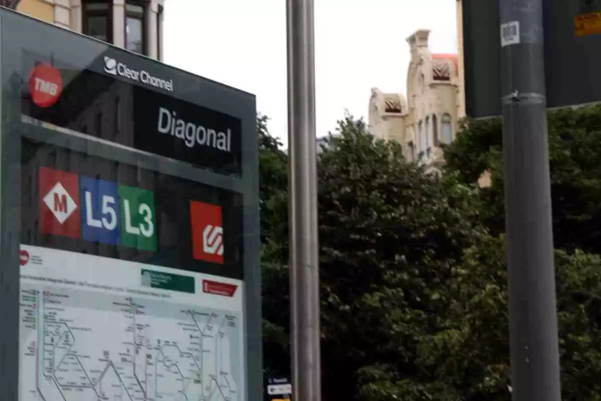 Cartell de l'estació de Diagonal-Provença de metro i Ferrocarrils de la Generalitat de Catalunya a Barcelona