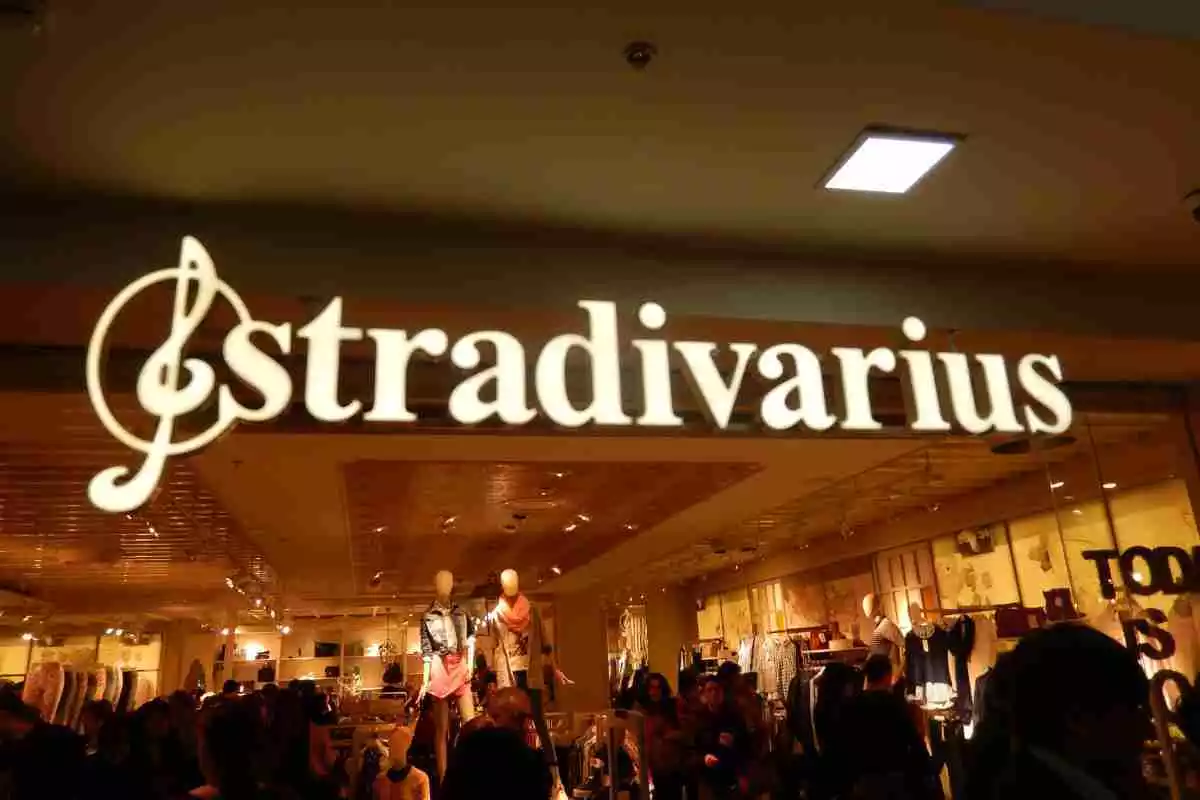 Cartell lluminós d'una botiga Stradivarius